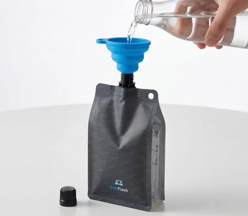 Vista 2 de BellFlask - Frasco de plástico de 15 onzas, patentado, flexible, sin metal, reutilizable, sin BPA con clip de mosquetón y embudo de llenado