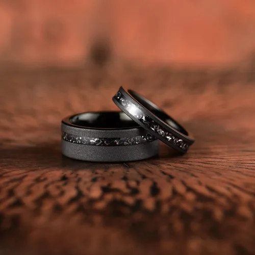 Vista 5 de Anillo de boda para hombre, tungsteno de meteorito aplastado, negro, 0.315 in
