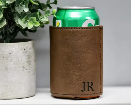 Vista 5 de Enfriador de latas para padrinos de boda, regalos personalizados para padrinos de boda, enfriador de latas grabado, soporte para latas de cerveza