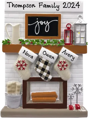 Vista 3 de Adorno de Navidad Personalizado 2025 para Familia de 3 de Repisa de Chimenea - Medias Familia Mañana de Navidad Adorno Decorativo Personalizado