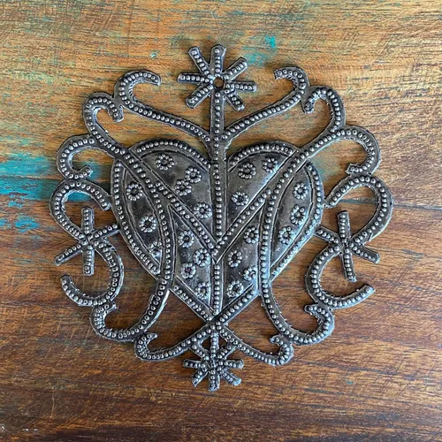 Vista 2 de Adorno de corazón hecho a mano de Freda Veve de 4 pulgadas, arte de metal haitiano, diseño de Veve haitiano, ornamento cultural único, arte popular