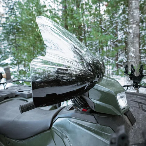 Vista 3 de Black Boar Parabrisas ATV con herrajes – Cuenta con diseño envolvente que protege las manos – Hecho de acrílico transparente resistente – Se monta