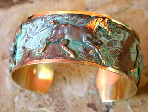 Vista 3 de Elaine Coyne Collectible Artwear Verdigris Patina - Pulsera contemporánea con diseño de caballo para correr, fabricada en Estados Unidos, Latón, Sin