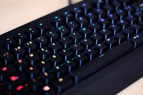 Vista 4 de Razer BlackWidow V3 Teclado mecánico para juegos sin llave interruptores mecánicos Razer - Iluminación Chroma RGB - Factor de forma compacto