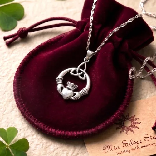 Vista 5 de Collar de plata esterlina 925 irlandés Claddagh - Colgante con nudo celta de trino con cadena de 20 pulgadas - Encanto de corona de corazón