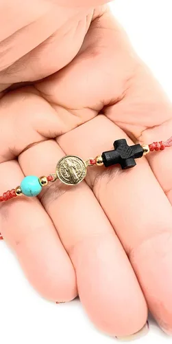 Vista 3 de Alea Collection Medalla de San Benito Natural Azabache Cruz Protector Pulsera Ajustable, Chapado en oro de 18 quilates, Sin gema