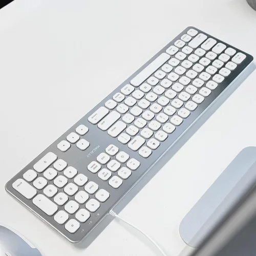 Vista 7 de Macally Teclado USB con cable para Mac - Teclado Apple compatible con puertos USB para mouse - Teclado Mac de tamaño completo con teclado numérico