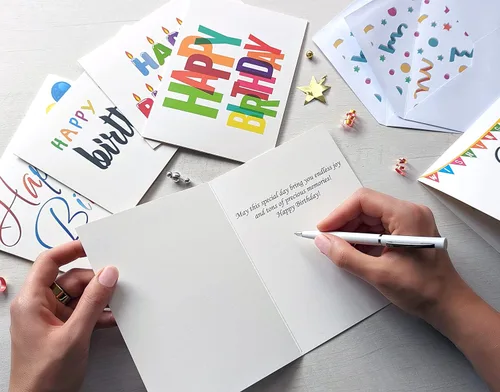 Vista 2 de 100 tarjetas de feliz cumpleaños a granel, surtido grande de 5 x 7 pulgadas, con sobres, calcomanías y saludos simples en el interior para oficina