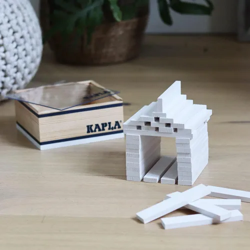 Vista 3 de KAPLA 40 cuadrados blancos - Juego de construcción de madera 40 tablones de construcción de color blanco