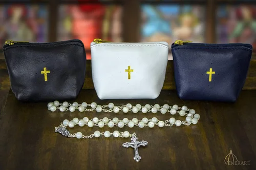 Vista 3 de Bolsa de rosario católico de cuero italiano genuino, se adapta a casi todos los rosarios, es un gran regalo de primera comunión o confirmación