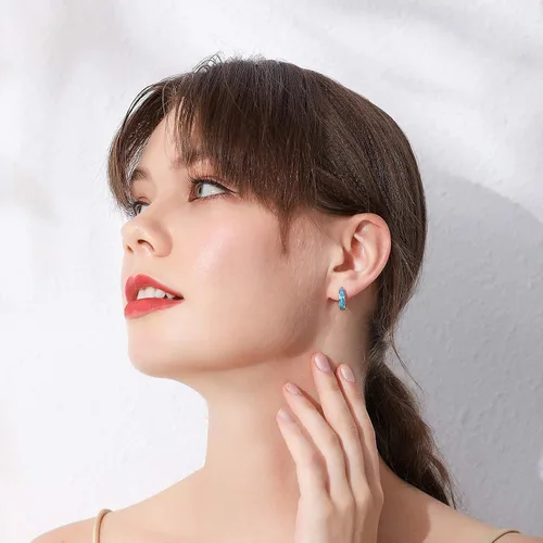 Vista 2 de Aretes de aro chapados en oro con diseño de ópalo de fuego con piedra natal, Chapado en oro, Ópalo sintético