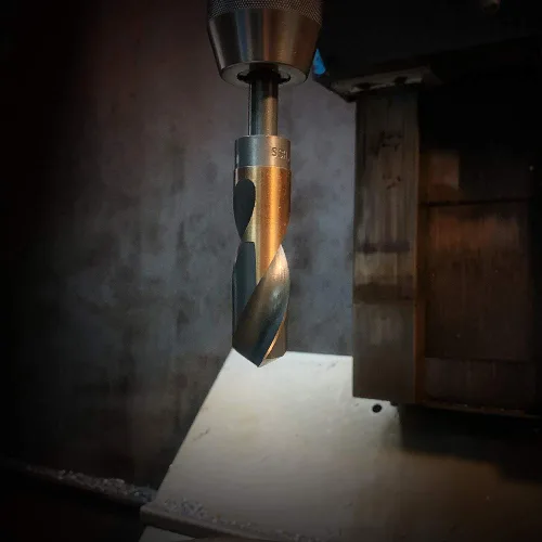 Vista 6 de COMOWARE Broca de vástago reducido de 1", HSS M2, broca negra y dorada con vástago de 3 planos de 1/2", punta dividida de 135°, brocas de metal