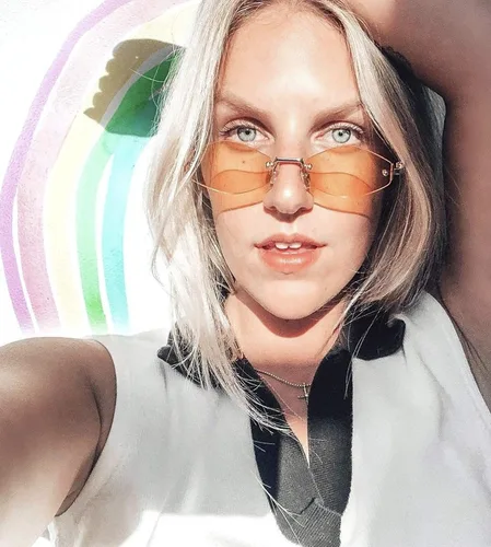 Vista 5 de ShadyVEU Lentes de sol delgados y estrechos con forma hexagonal de diamante sin montura de metal color caramelo lentes de tinte ajustados a la moda