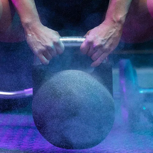 Vista 4 de Cannon Sports Polvo de tiza para gimnasio, 3 libras de carbonato de magnesio, tiza suelta con bolsa resellable y bolsa de tiza, agarre profesional