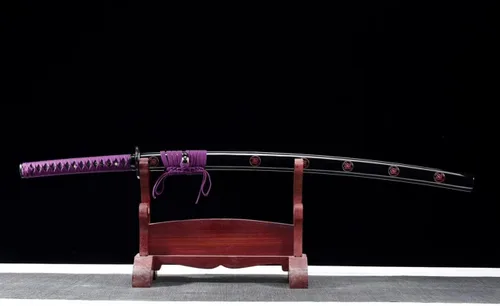 Vista 2 de Espada Katana Samurai japonesa púrpura noble 1095 acero al carbono Sakura grabado Saya