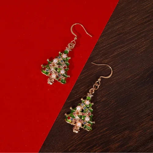 Vista 3 de Elegantes aretes de Navidad esmaltados, aretes de gancho de árbol de Navidad verdes para mujer, aretes colgantes brillantes y coloridos