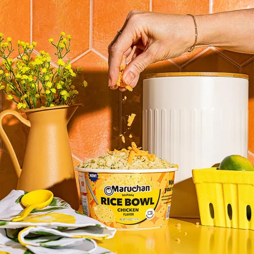 Vista 3 de Maruchan Tazón de arroz instantáneo, sabor a pollo, guarnición rápida y fácil para microondas o comida para niños, estudiantes y familias ocupadas