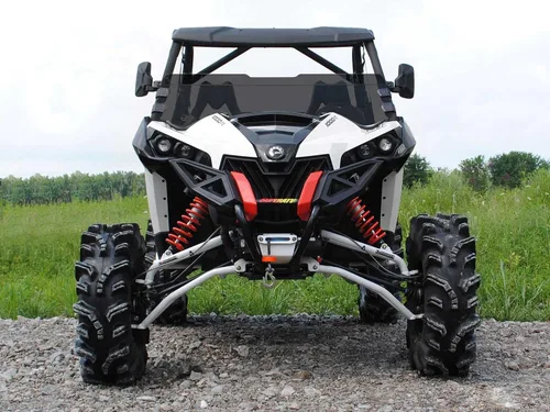 Vista 2 de SuperATV medio parabrisas resistente para Can-Am Maverick (ver ajuste) Ajuste cómodo y sin ruidos Policarbonato de tinte oscuro de 1/4