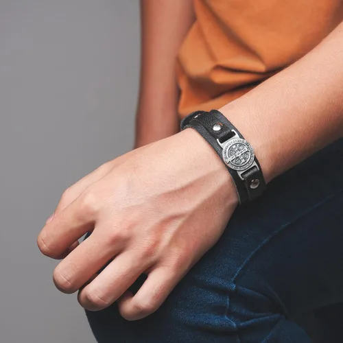 Vista 7 de Intercession Pulsera de protección de cuero genuino de San Benito fabricada en Brasil Madera