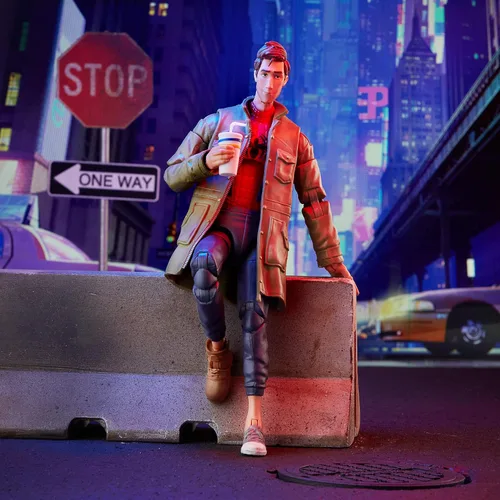Vista 4 de Spider Man de Hasbro Marvel Legends Series, Into The Spider-Verse. Figura de acción coleccionable de Peter B. Parker de 6 pulgadas, juguete