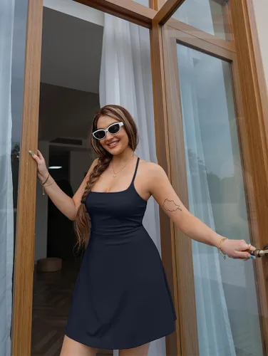 Vista 4 de HYZ Minivestido deportivo casual con cuello redondo y tirantes delgados para mujer con pantalones cortos