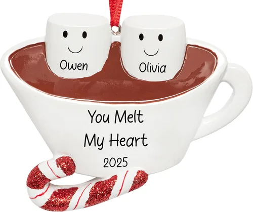 Vista 10 de Adorno de Navidad personalizado de familia de 3 de chocolate caliente 2026 Malvaviscos personalizados en taza de cacao con bastón de caramelo