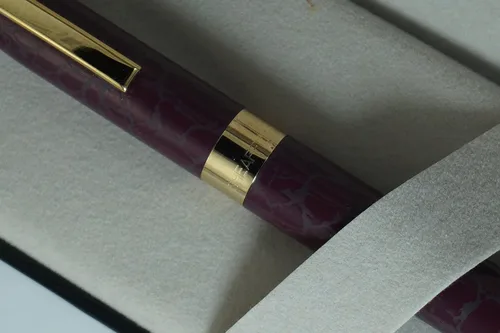 Vista 5 de Sheaffer Hecho a mano en Estados Unidos Legacy Heritage Look of Leather Wine Burgundy barril y 22KT Gold Appointments Bolígrafo