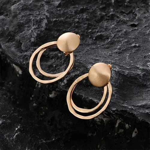 Vista 4 de Aretes grandes de plata de oro mate con clip para mujer