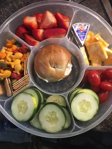 Vista 4 de Paquete de 2 recipientes para servir dulces y nueces, bandeja de aperitivos con tapa, 6 compartimentos redondos de plástico para almacenamiento