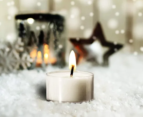 Vista 7 de Ner Mitzvah Velas de té – Paquete de 50 velas a granel – Velas blancas sin perfume en taza transparente – Larga combustión – 4.5 horas
