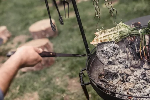 Vista 9 de Barebones Cowboy Grill - Pala de carbón de acero inoxidable duradera con mango de nogal para hoguera