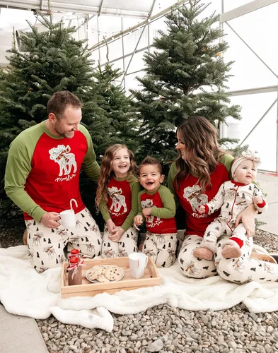 Vista 5 de Lazy One Pijamas de Navidad a juego para la familia, lindos pijamas de Navidad para adultos, adolescentes, niños, bebés y perros.