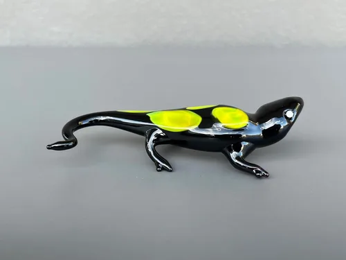 Vista 3 de Figura de lagarto de cristal negro de 4 pulgadas – Miniatura soplada a mano estilo Murano – Adorno de lagarto de arte coleccionable para estante