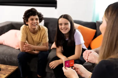 Vista 5 de Soundiculous - Moose Games: el divertido juego de fiesta de bolsillo de sonidos ridículos que hace reír a toda la familia