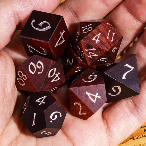 Vista 3 de Juego de dados D&D de sándalo rojo, dados poliédricos de madera natural con caja de lata de metal para juegos de rol y juegos de mesa