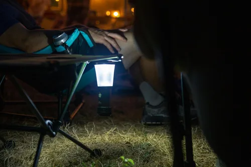 Vista 11 de Cascade Mountain Tech Linterna LED plegable IPX4 resistente al agua con 4 modos de luz, paquete de 3, negro/plateado