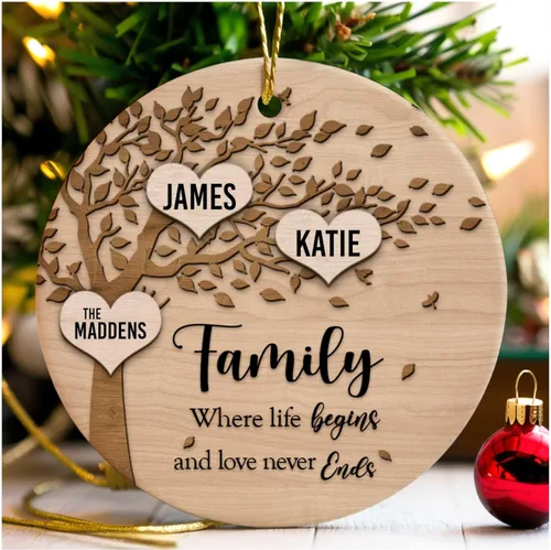 Vista 2 de Family Where Life Begins and Never Ends - Adorno de Navidad personalizado de cerámica de 3 pulgadas con caja de regalo (2 nombres)
