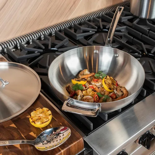 Vista 4 de Viking Culinary Professional - Sartén de chef de acero inoxidable de 5 capas, 12 pulgadas, incluye tapa de acero y mango ergonómico que se mantiene