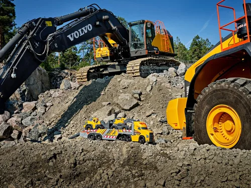 Vista 8 de DICKIE TOYS - Camión Mack de 28 pulgadas con 2 camiones de construcción Volvo