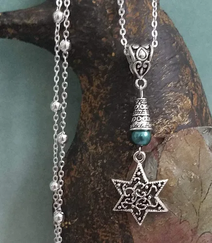 Vista 4 de Collar de estrella judía de David hecho a mano en una cadena de plata de ley con un acento de cuentas redondas de cristal verde oscuro