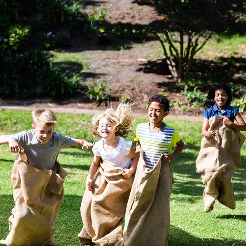 Vista 4 de Paquete de 4 bolsas de arpillera para carreras de sacos de patatas de 24 x 40 pulgadas, juegos de césped al aire libre para niños y adultos