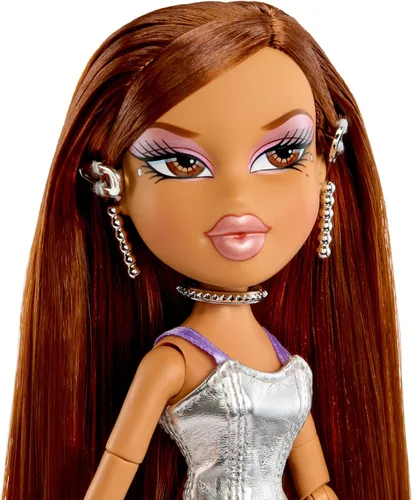 Vista 4 de Bratz Charmz Yasmin Muñeca de moda con pulsera de encanto coleccionable