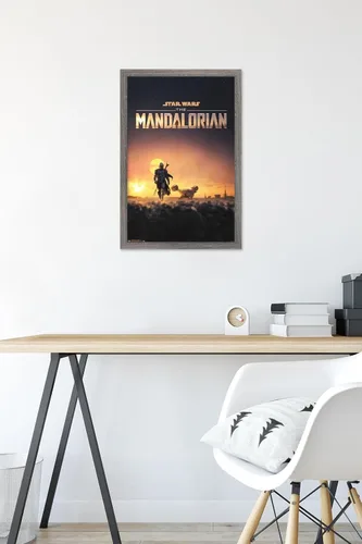 Vista 6 de Trends International Star Wars: The Mandalorian - Póster de pared de una hoja D23, 14.725 x 22.375 pulgadas, versión enmarcada de madera de granero
