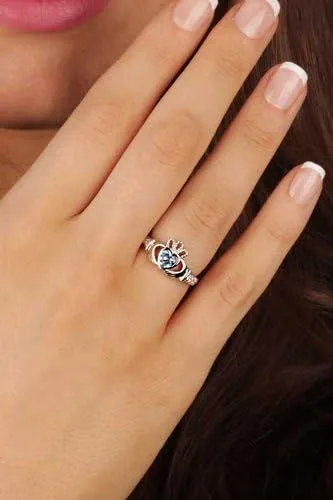 Vista 2 de Claddagh Anillo de Diciembre de Nacimiento Mes de Plata de Ley SL90-12. Fabricado en Irlanda.