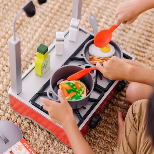 Vista 7 de Melissa & Doug Juego de cocina de madera de lujo de 19 piezas con comida de madera, olla y sartén duraderos