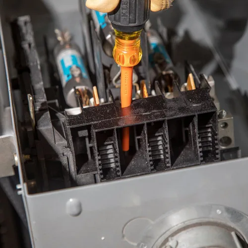 Vista 5 de Klein Tools 6984INS - Destornillador aislante, fabricado en Estados Unidos, destornillador con punta de perfil delgada de 1000 V, cuadrado #1