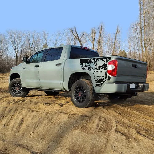 Vista 2 de Skulls Bed Graphics - Calcomanías de vinilo compatibles con Toyota Tundra 2007-2021 (negro)