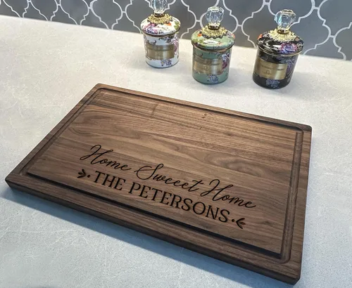 Vista 8 de Tablas de cortar personalizadas Madera Grabada Regalo de inauguración de la casa Tabla de cortar personalizada Mr Mrs Tabla de cortar grabada