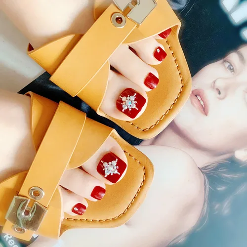 Vista 54 de Uñas postizas acrílicas artificiales negras para los dedos de los pies, ataúd a presión con diseños de flores blancas, uñas postizas reutilizables