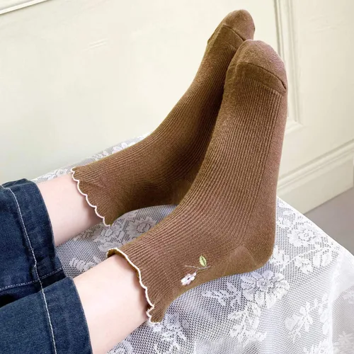 Vista 4 de Zrylibya Calcetines de punto acanalado con volantes para mujer, con bordado floral, festoneados, puntiagudos, casuales, 5 pares, talla única